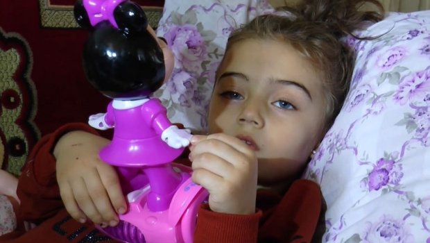 Gəncə terrorunda valideynlərini itirən Xədicəyə ata-anasının şəklini göstərmirlər - VİDEO