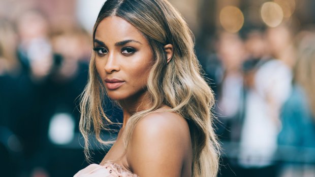 Müğənni yarıçılpaq fotoları ilə səs-küy yaratdı — Ərim çəkib - FOTO