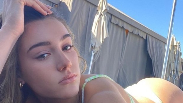 Yaya hazırlaşan bikinili QIZLAR – FOTOSESSİYA