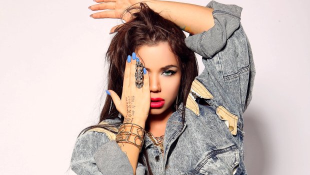 Britaniyalı modeldən yarıçılpaq FOTOLAR...