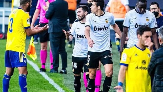 Futbolçu irqçi təhqirə məruz qaldı - Meydanı tərk etdi