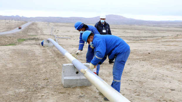 Bakıda güclü külək qaz borularını yerindən qopardı - FOTO