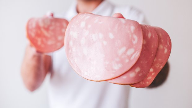 Sərxoş sürücü sürücülük vəsiqəsi əvəzinə polisə kolbasa göstərdi - FOTO