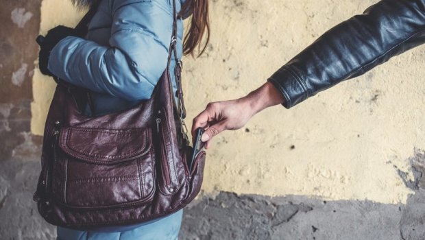 Heroin gəzdirdiyi çantası oğurlandı, polisə müraciət etdi - FOTO