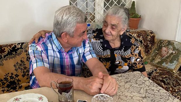 Serj Sarkisyan Azərbaycanda yaşayan anasını təbrik etdi – FOTO