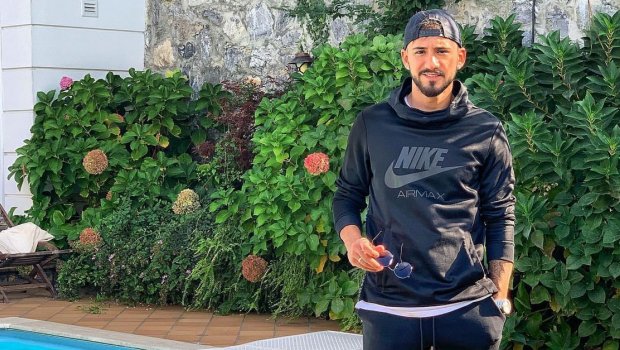 Türk futbolçudan xanımına bahalı hədiyyə - FOTO