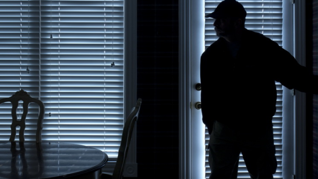 Tibb işçisi adıyla evə daxil oldular, oğurluq etdilər