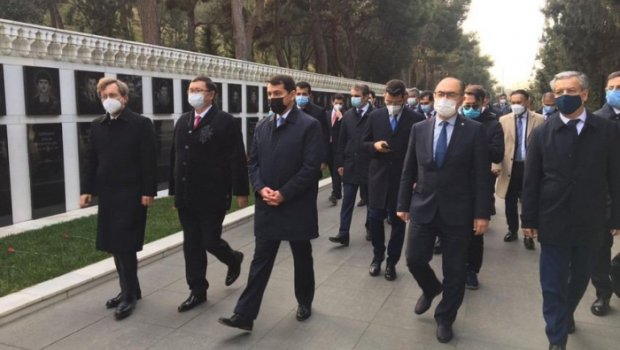 Türk Şurası rəsmiləri Fəxri və Şəhidlər Xiyabanını ziyarət etdilər - FOTO