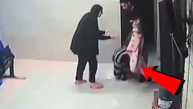 Ata uşağını ölümdən xilas edən həkimin ayaqlarına yıxıldı - VİDEO