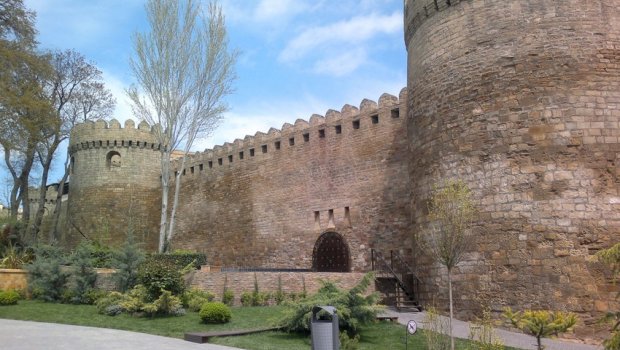 İçərişəhərdə maraqlı anlar - Prezidentin köməkçisi bəylə gəlini təbrik etdi - FOTO