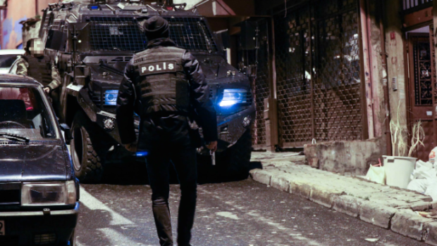 Polis məşhurun evinə basqın etdi