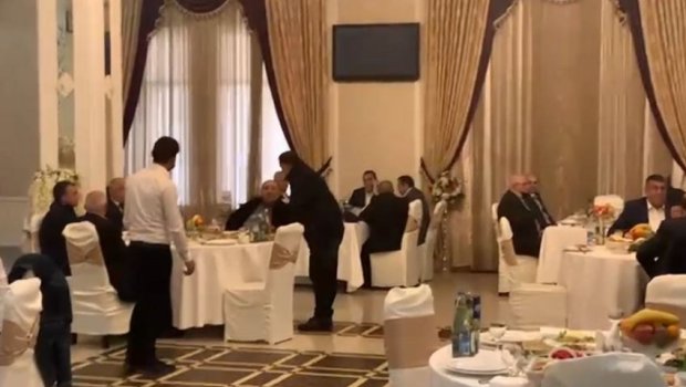 Bakıdakı şadlıq evində toyun qarşısı belə alındı - VİDEO