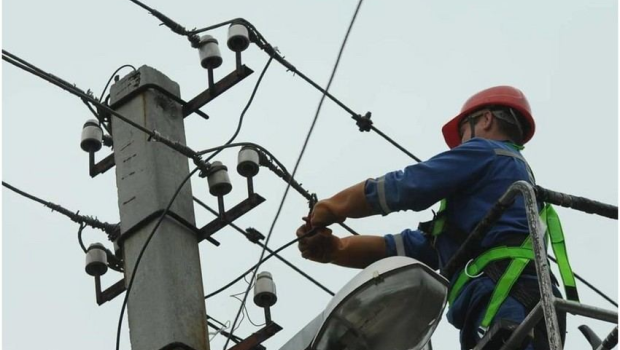 Ağcabədi elektrik şəbəkəsinin işçisi dirəkdən yıxılaraq öldü 
