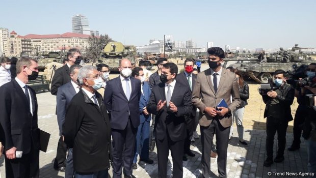 Hikmət Hacıyev xarici ekspertləri hərbi qənimətlərlə tanış edir - FOTOLAR