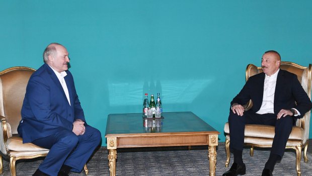 İlham Əliyev Lukaşenko ilə qeyri-rəsmi görüş keçirdi - FOTO/VİDEO