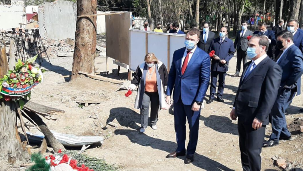 Ukraynalı nazir Gəncə terroru qurbanlarının xatirəsinə ehtiramını belə bildirdi - FOTO