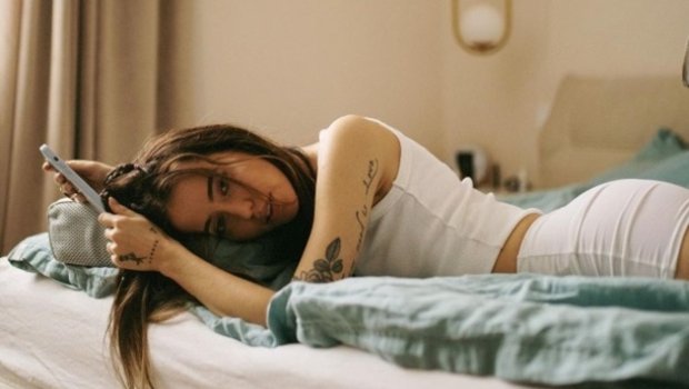 Müğənni soyunaraq evdə min oyundan çıxdı - FOTOLAR