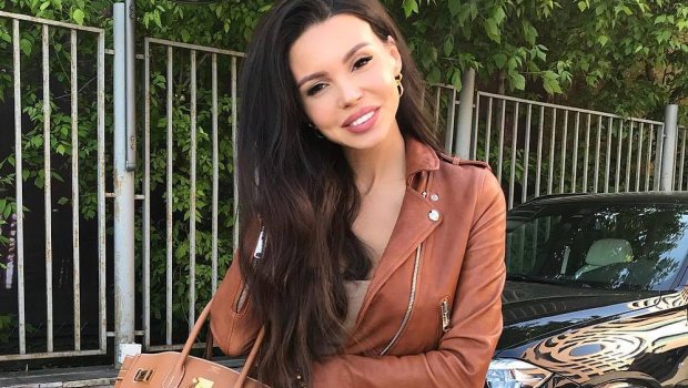 Repçinin həyat yoldaşı olan biznes ledi sinəsini göstərdi – VİDEO