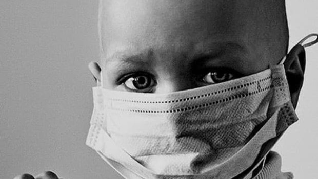 Futbolçudan təsirli addım - 8 yaşlı xərçəng xəstəsi üçün formasını hərraca çıxardı