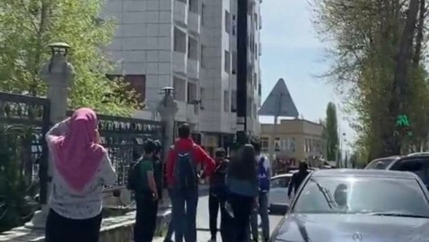 Qəbələdə özünü binadan atmaq istəyən qız son anda xilas edildi - ANBAAN VİDEO