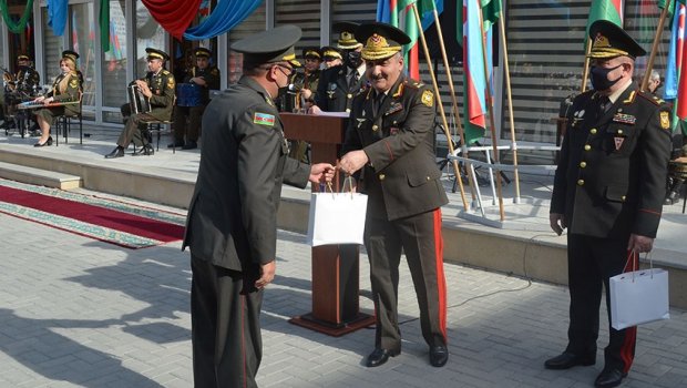 Zakir Həsənov hərbi liseyin bir qrup əməkdaşına mükafat verdi