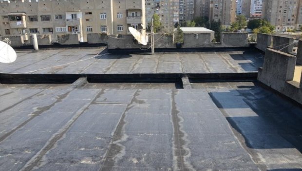 Bakıda binanın damında 25 yaşlı qızın meyiti tapıldı