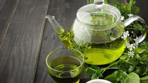 Səhiyyə naziri zəhərli çay içməyi məsləhət gördü - Canlı YAYIMDA - FOTO