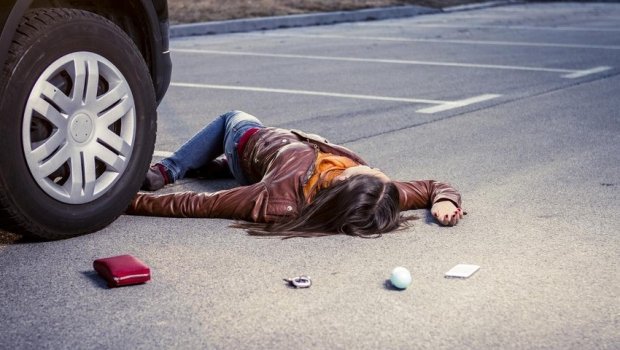 Aeroport yolunda avtomobil gənc qızı vurdu - Yaralı komaya düşdü - FOTO