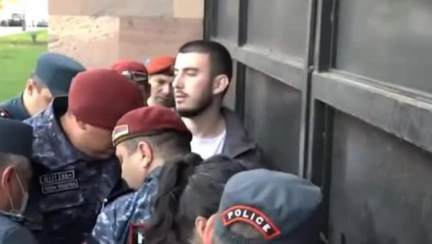 Bir neçə gənc özlərini Ermənistan hökumətinin binasının girişinə zəncirlədi - VİDEO