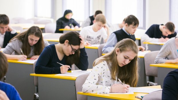 Abituryentlər imtahan vaxtı sual kitabçasının şəklini çəkib paylaşdılar