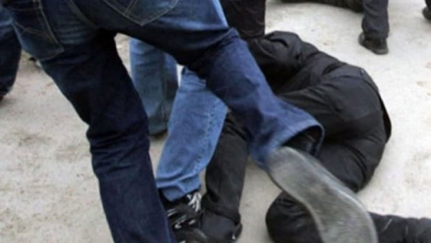 Maska taxmayan şəxs polisi döyüb qaçdı - VİDEO