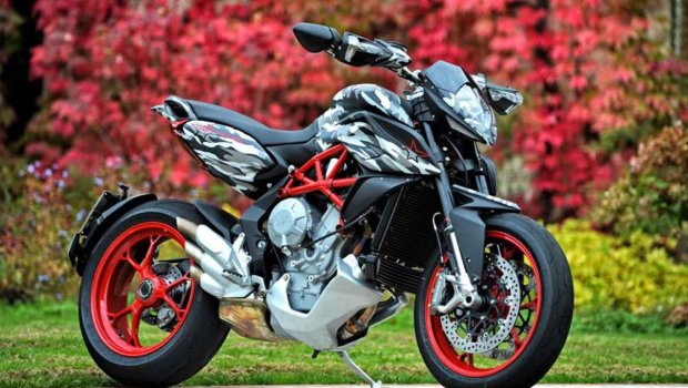 Bakıda motosikletçini küləkdən qoruyan sürücü görün nə etdi - VİDEO