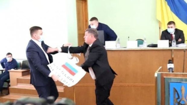 Rusiya bayrağına görə ukraynalı deputatlar arasında dava düşdü – VİDEO+FOTO