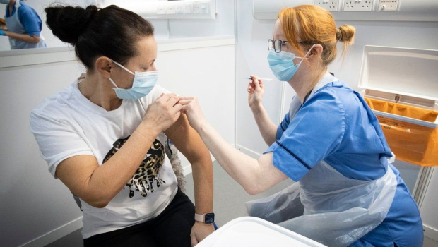 Azərbaycanda yalandan vaksin vuran tibb işçiləri cəzalandırıldı – Cərimə və həbs