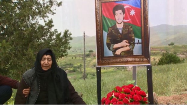 Şəhid anası 28 il sonra oğlunun məzarını ziyarət etdi