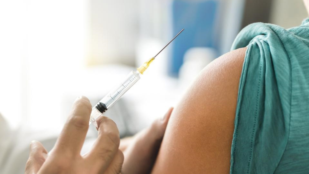 Almaniyada tibb bacısı peyvəndə gələnləri aldatdı – Onlara başqa məhlul vurdu