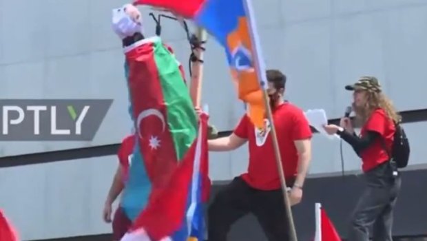 Ermənilərdən etnik zorakılığa çağırış - ABŞ-da bayrağımıza bükülən manekenin “edamı” - VİDEO