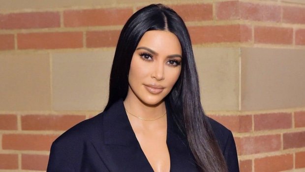 Kim Kardaşyan bikinidə kitab oxuyur – FOTOLAR