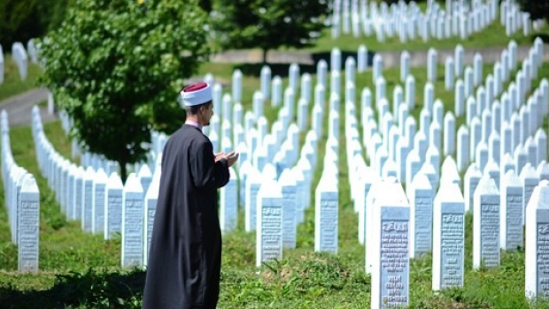 Müsəlman qəbiristanlığına basqın edildi, məzarlar dağdıldı - FOTO