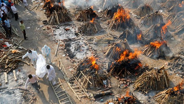 ŞOK: Hindistanda koronavirusdan ölən minlərlə insan küçədə yandırılır – FOTOLAR