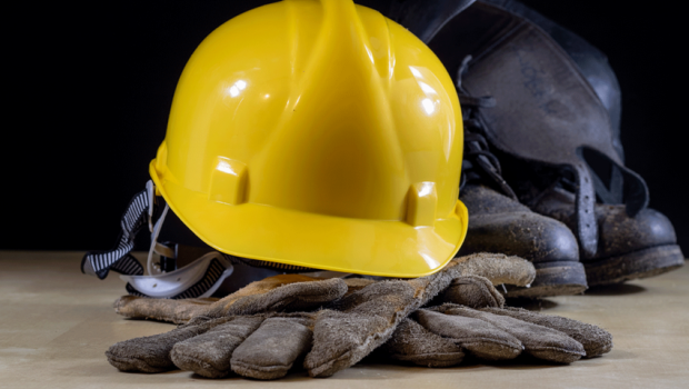 Asfalt-beton zavodunda fəhlə avtomobilin altında qaldı