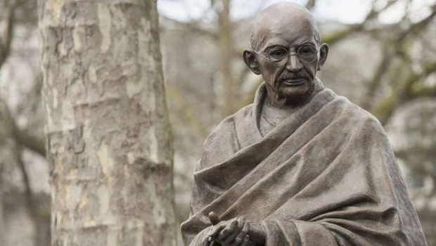 Ermənilər bu dəfə Mahatma Qandinin heykəlini yandırdı - FOTO