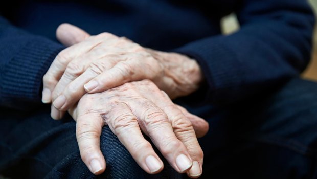 Parkinson xəstəliyinin ilk əlamətləri