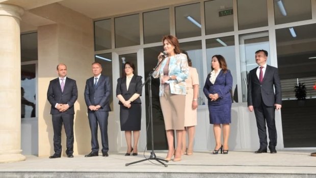 30 nəfərdən RÜŞVƏT alan məktəb direktorundan - ŞOK VİDEO 