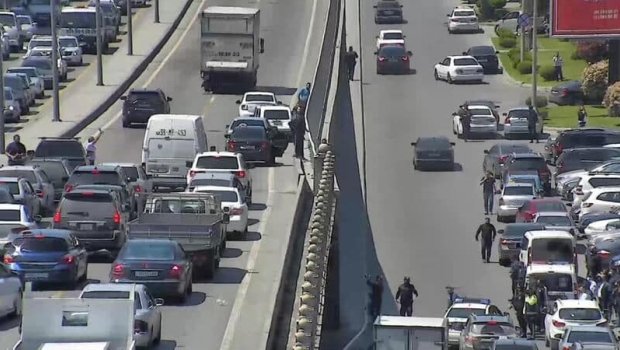 Bakıda intihar etmək istəyən şəxs hərəkətdə sıxlıq yaratdı  