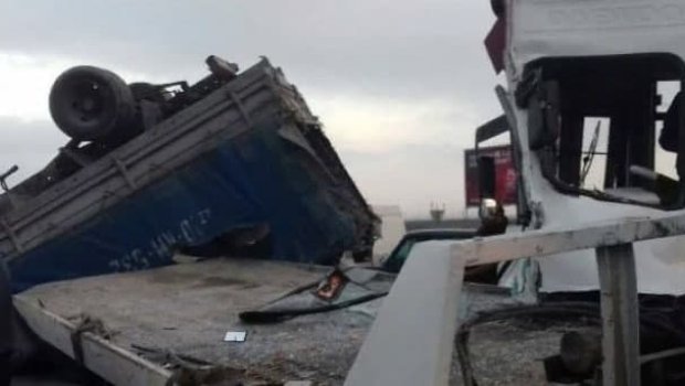 Ucarda mikroavtobus evakuatorla toqquşdu