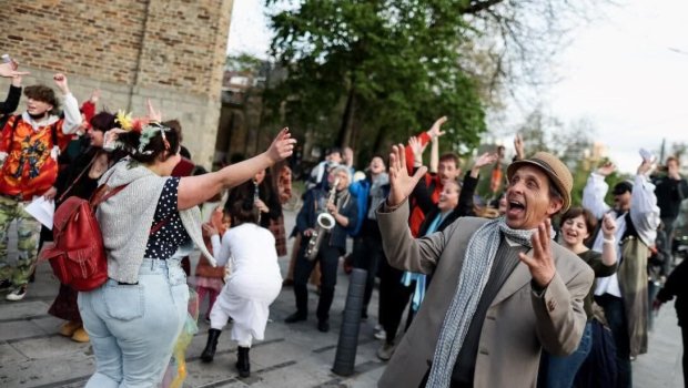 Küçələrə axışıb, rəqs etdilər – Karantinin ləğvi kütləvi şəkildə qeyd olundu – Bu ölkədə - FOTO