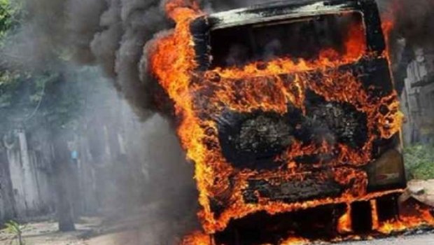 Hərəkətdə olan sərnişin avtobusu alovlanıb - VİDEO