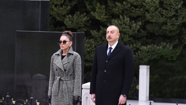 İlham Əliyev və birinci xanım Mehriban Əliyeva ulu öndər Heydər Əliyevin məzarını ziyarət etdilər - VİDEO