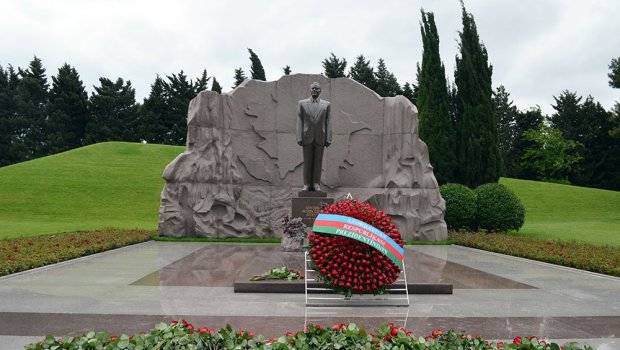 Müdafiə Nazirliyinin rəhbərliyi Ümummilli Liderin xatirəsini yad etdi - VİDEO